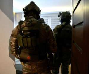 Policja rozbiła grupę handlującą narkotykami. Zatrzymano 12 osób