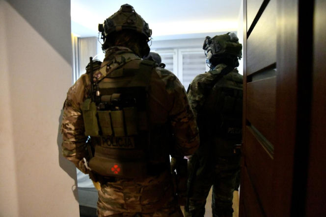 Policja rozbiła grupę handlującą narkotykami. Zatrzymano 12 osób