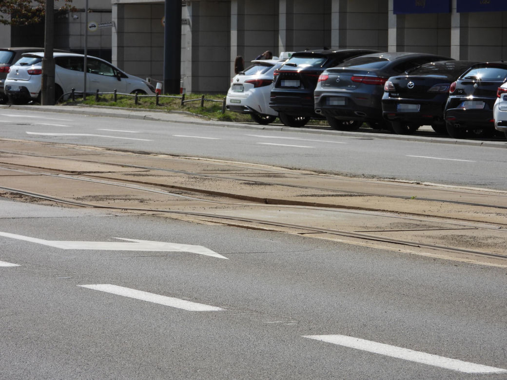 Warszawskie tory tramwajowe w rozsypce! Na ulicy Stawki odpadła betonowa płyta, składy na objazdach