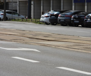 Warszawskie tory tramwajowe w rozsypce! Na ulicy Stawki odpadła betonowa płyta, składy na objazdach