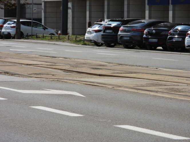 Warszawskie tory tramwajowe w rozsypce! Na ulicy Stawki odpadła betonowa płyta, składy na objazdach