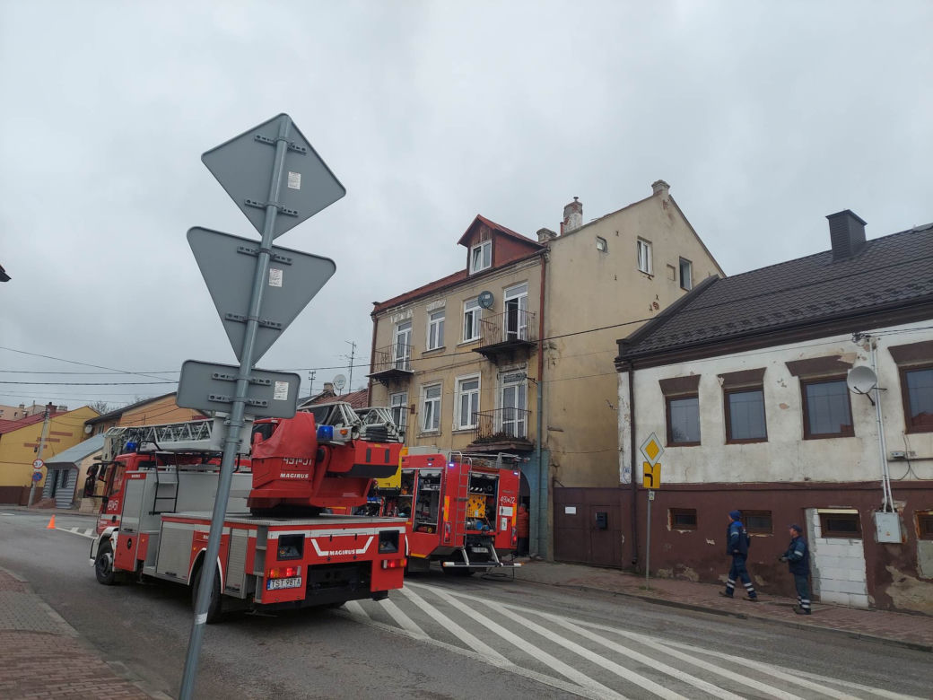 Pożar w kamienicy przy Iłżeckie w Starchowicach! W niedzielny poranek służby w akcji