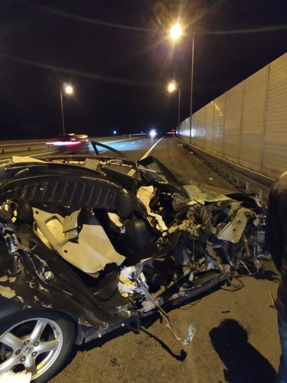31-latek pędził do domu i zasnął za kierownicą. Doprowadził do potężnej kraksy