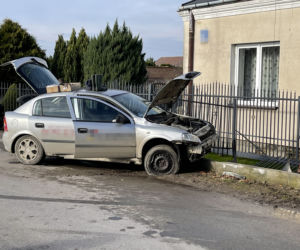 Potrącił matkę z dzieckiem, wózek przewrócił się na jezdnię! 