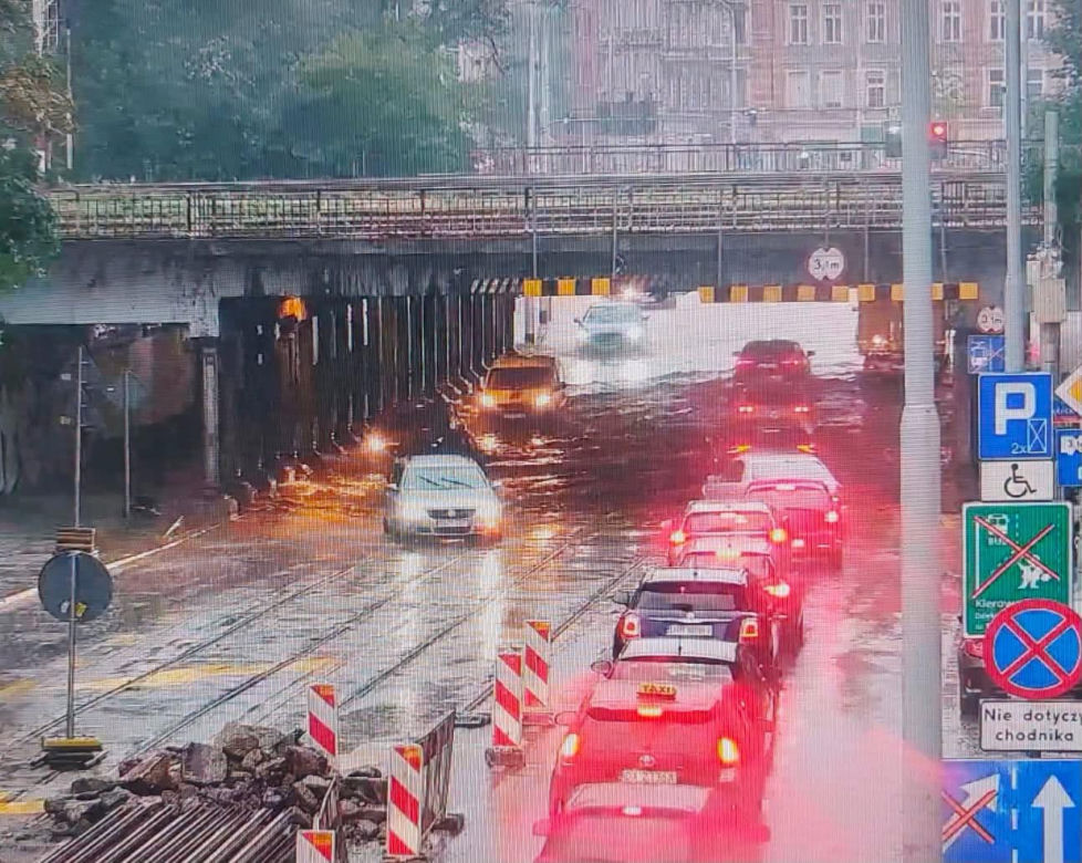 Wrocław pod wodą! Tramwaje stoją, ulice zamieniły się w rzeki