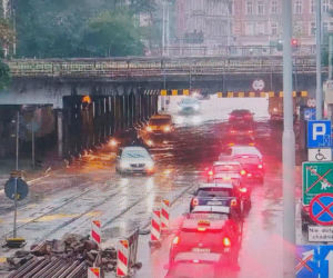 Wrocław pod wodą! Tramwaje stoją, ulice zamieniły się w rzeki
