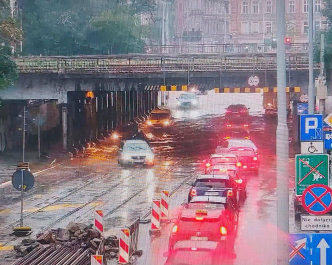Wrocław pod wodą! Tramwaje stoją, ulice zamieniły się w rzeki