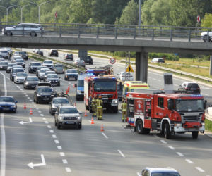 Zderzenie na Wisłostradzie. Chrysler uderzył w bariery, Lexusa i dachował