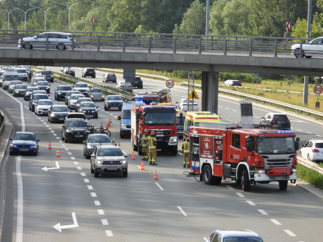 Zderzenie na Wisłostradzie. Chrysler uderzył w bariery, Lexusa i dachował
