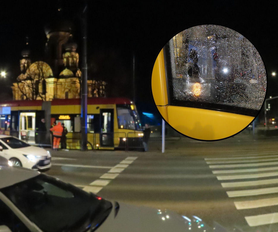 Uszkodzona szyba warszawskiego tramwaju