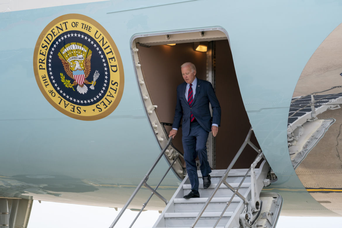Joe Biden ciągle się przewraca! Takie były jego słynne upadki. Co się dzieje?