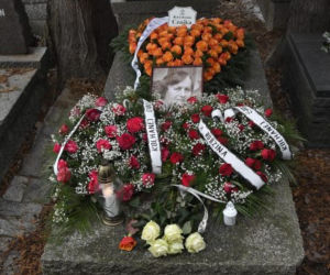 Mariusz Czajka nad grobem matki. Relacja z pogrzebu