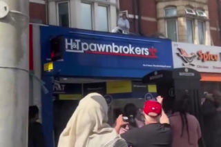 Dziecko zwisało z balkonu, ludzie filmowali. Finał mrozi krew w żyłach