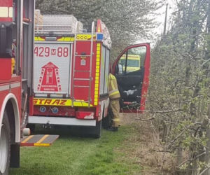 28-letni Ukrainiec zginął pod Garwolinem! Jego ciągnik wjechał do sadzawki [ZDJĘCIA]