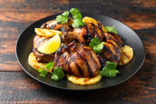 Najlepszy kurczak po hawajsku z piekarnika. Chrupiący, soczysty i pełen smaku