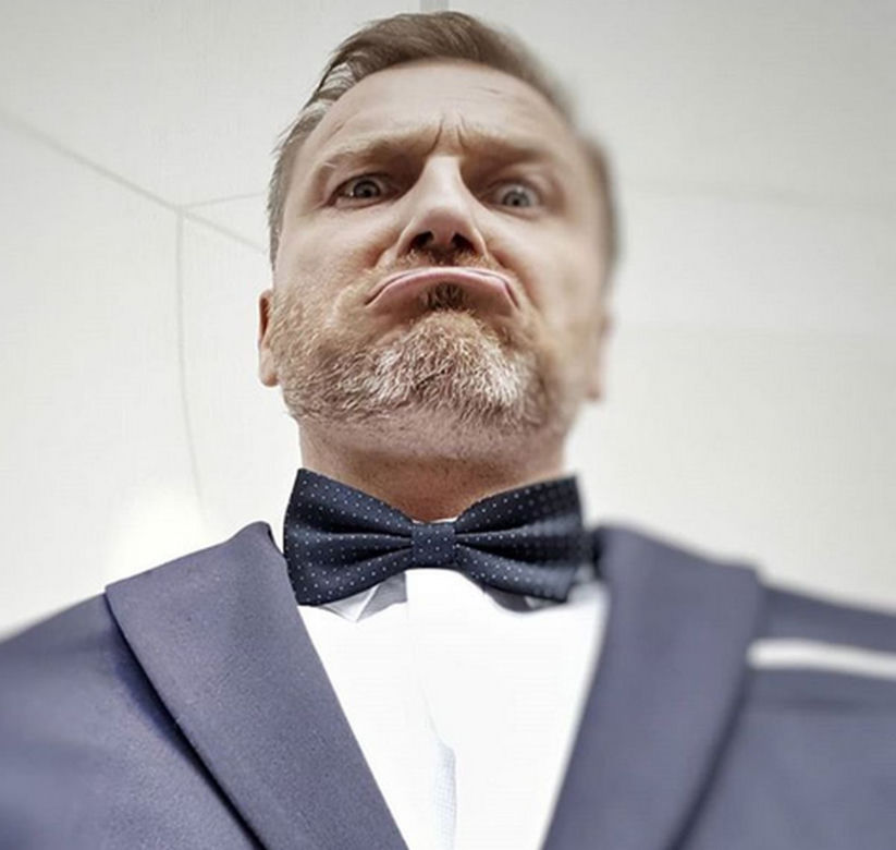 M jak miłość. Krystian Wieczorek (Andrzej Budzyński) na planie w dniu ślubu Magdy i Andrzeja