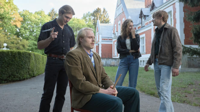 Wojna zastępcza odc. 1. Budyń (Piotr Witkowski), Gutek (Karol Bernacki), Artur (Mateusz Więcławek), Zuza (Waleria Gorobets)