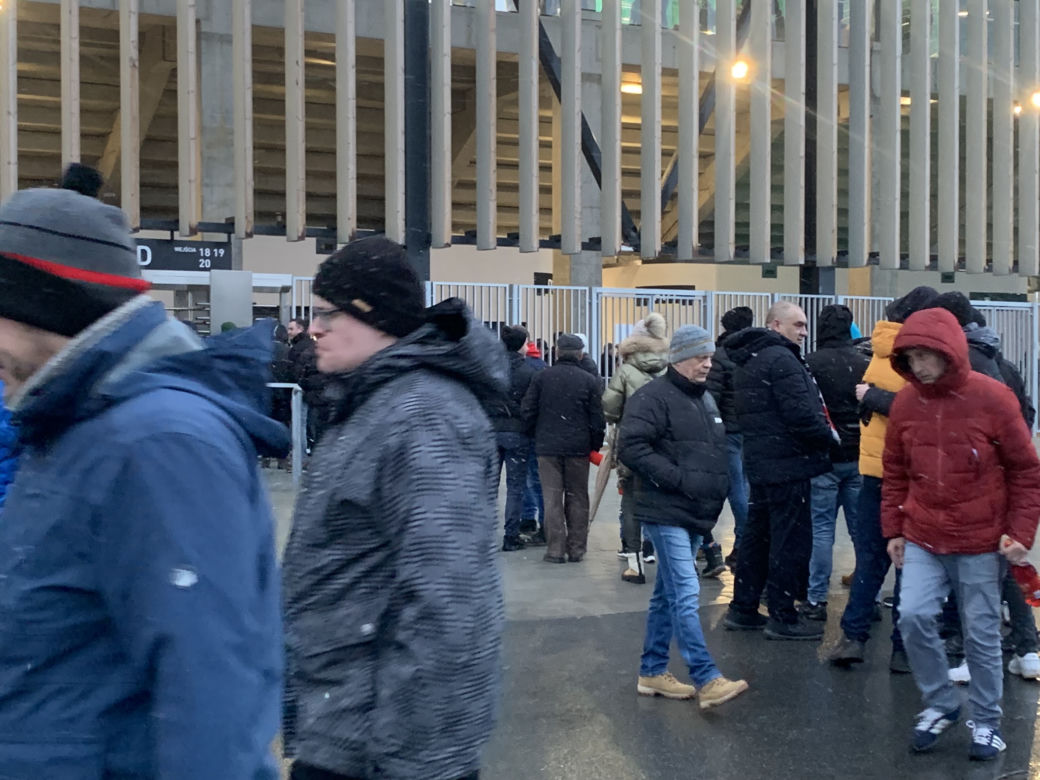 Mecz Zagłębia sparaliżował Sosnowiec.  Na ulicach wokół stadionu wytworzyły się ogromne korki, kibice nie mają gdzie parkować