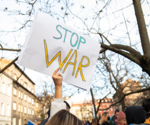  Kraków solidarny z Ukrainą. Setki osób przyszło na manifestację [ZDJĘCIA]