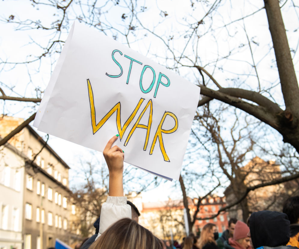  Kraków solidarny z Ukrainą. Setki osób przyszło na manifestację [ZDJĘCIA]