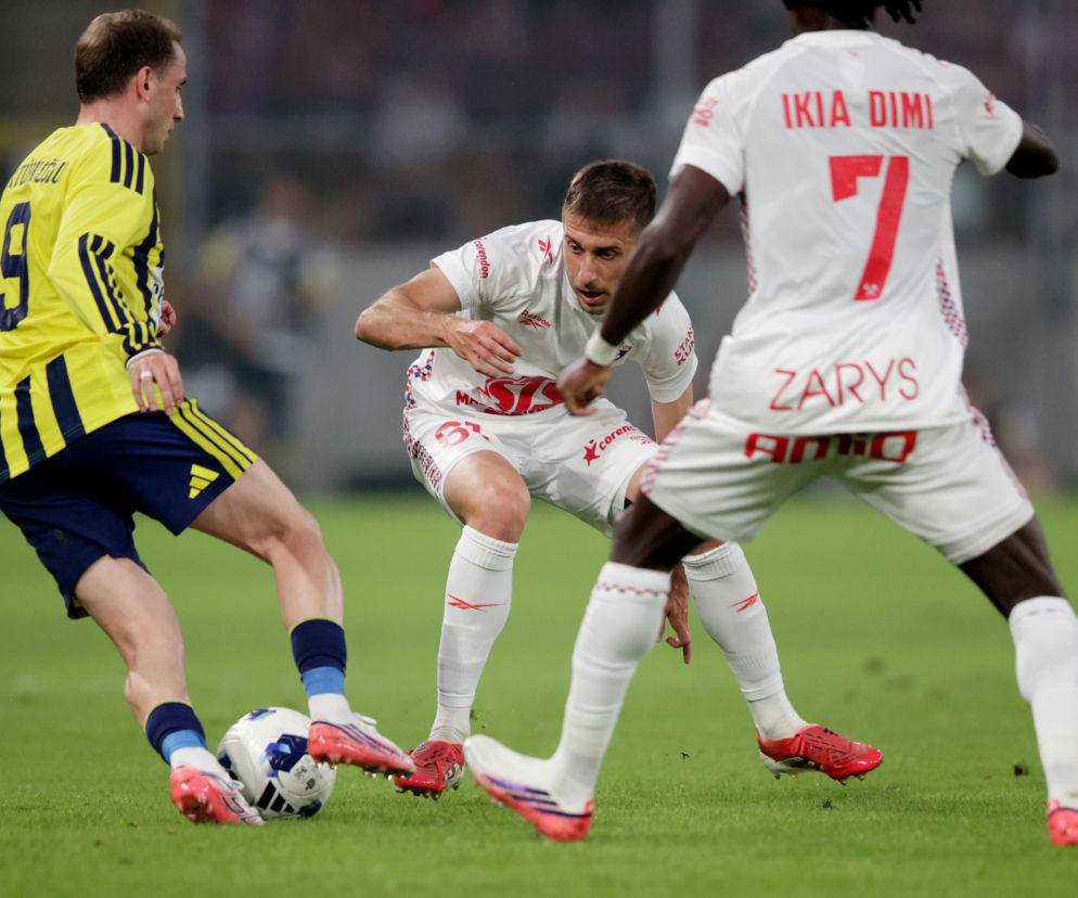 Piłkarze Górnika Zabrze i Fenerbahce w walce o piłkę. O remisie i odpadnięciu z pucharów czytaj na SE Supersport.