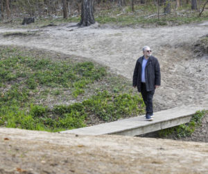 Karol Karski w lesie