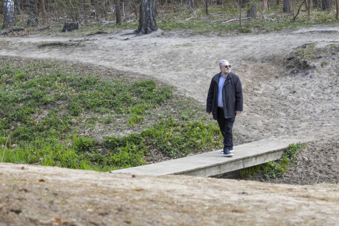 Karol Karski w lesie