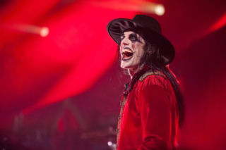 Skrupulatnie wyreżyserowany groteskowy spektakl okraszony nutą surrealizmu – Avatar zawładnął Warszawą [RELACJA]