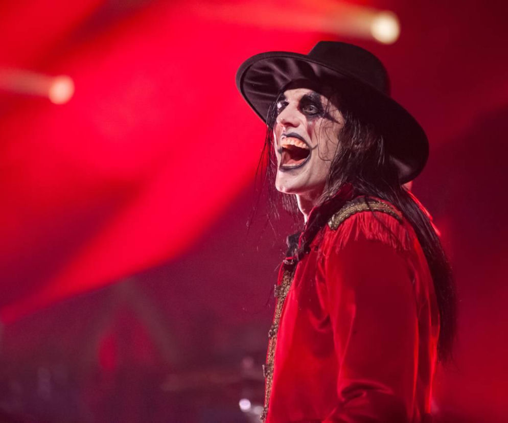 Skrupulatnie wyreżyserowany groteskowy spektakl okraszony nutą surrealizmu – Avatar zawładną Warszawą [RELACJA]