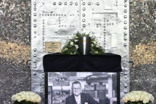 Te kwiaty pojawiły się przy urnie Morozowskiego. Ich symbolika chwyta za serce