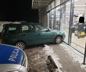 Chciał zrobić zakupy bez wysiadania z auta! Z impetem wjechał w szybę marketu