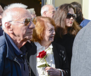 Iga Cembrzyńska na pogrzebie Janusza Kondratiuka