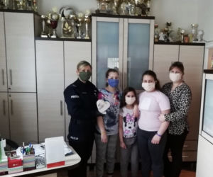 Superpolicjantka chroni przed zarazą podopiecznych domów dziecka