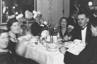 Sylwestrowe bale w II RP. Elegancja, szampan i mazur o północy