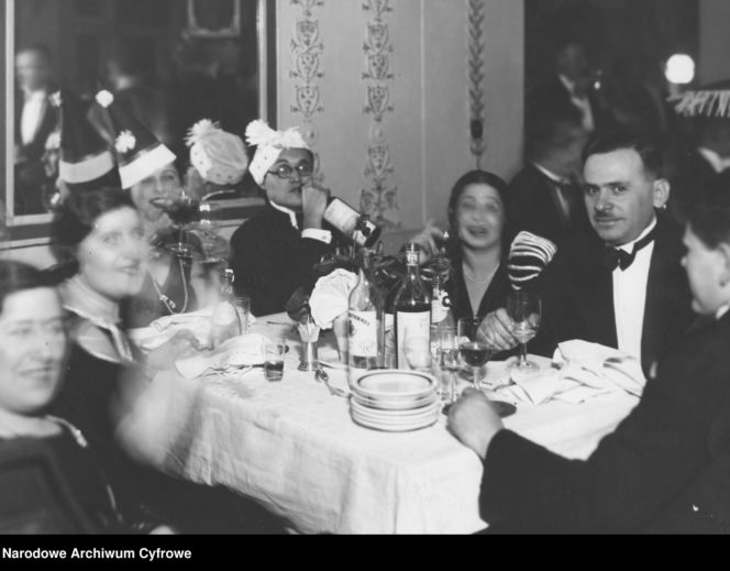Sylwestrowe bale w II RP. Elegancja, szampan i mazur o północy