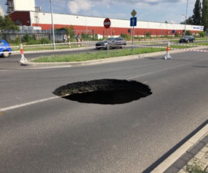 Na ulicy Wiosennej zapadła się jezdnia