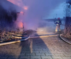 Toruń: Pożar pustostanu przy Szosie Chełmińskiej. Imponująca łuna ognia