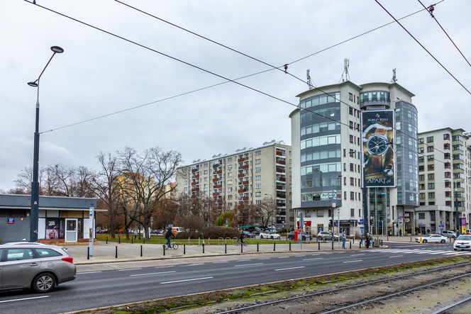 Miejsce po zdemontowanym stelażu reklamowym na rogu ul. Anielewicza i al. Jana Pawła II w Warszawie