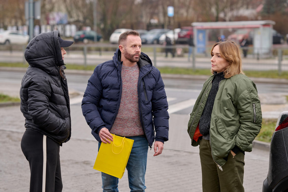 Alan omal nie zaliczy wpadki, a Oli przez jego intrygi zagrozi utrata pracy.