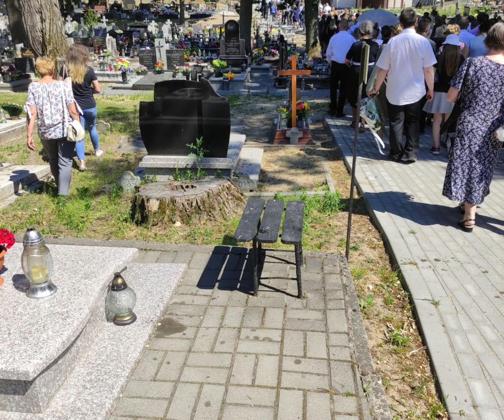 Pogrzeb 12-letniej Wiktorii w Brzozie. Uroczystości na cmentarzu