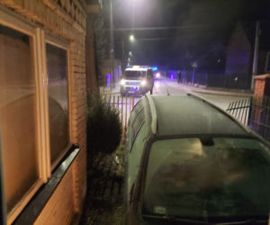 Huk i pęknięta ściana! Citroen wjechał w dom na Południowej w Starachowicach