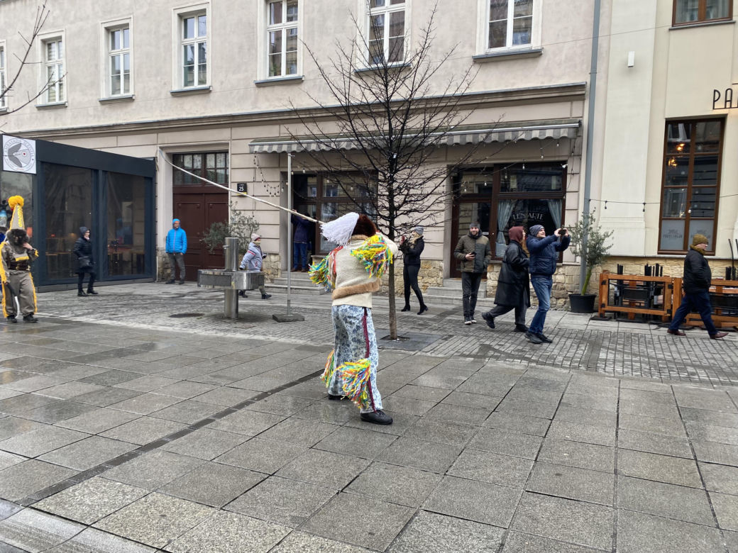 Żywieckie dziady narobiły larma w Katowicach. Barwny korowód przeszedł ulicami miasta