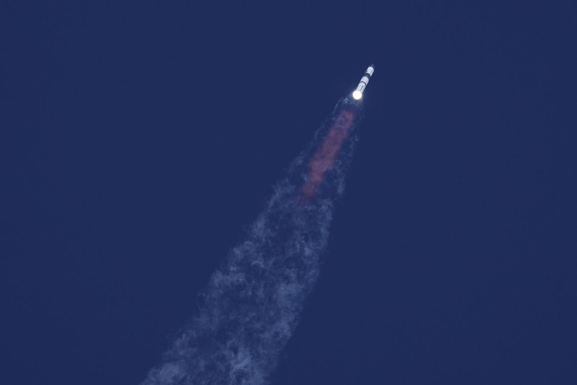 Statek kosmiczny Starship stracił w czwartek łączność z bazą i rozpadł się w powietrzu podczas swojego siódmego lotu próbnego. 