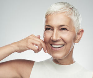 Błędy w makijażu dla kobiet po 50. roku życia. Te produkty bezlitośnie uwydatniają każdą zmarszczkę