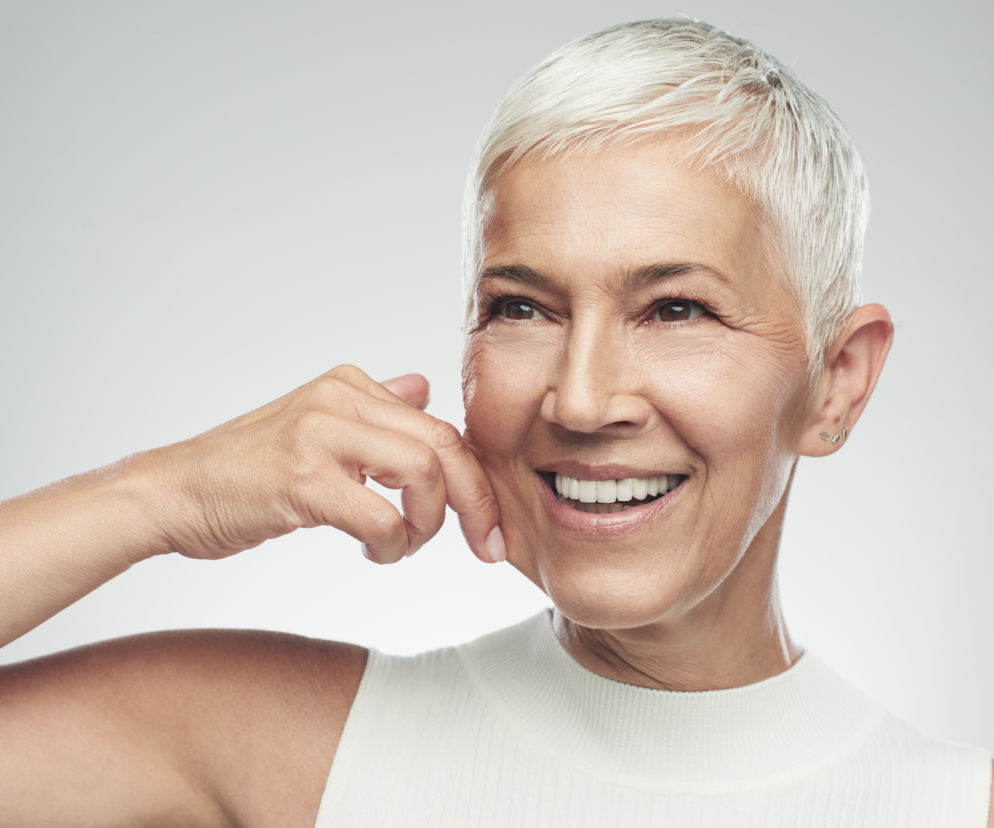 Błędy w makijażu dla kobiet po 50. roku życia. Te produkty bezlitośnie uwydatniają każdą zmarszczkę