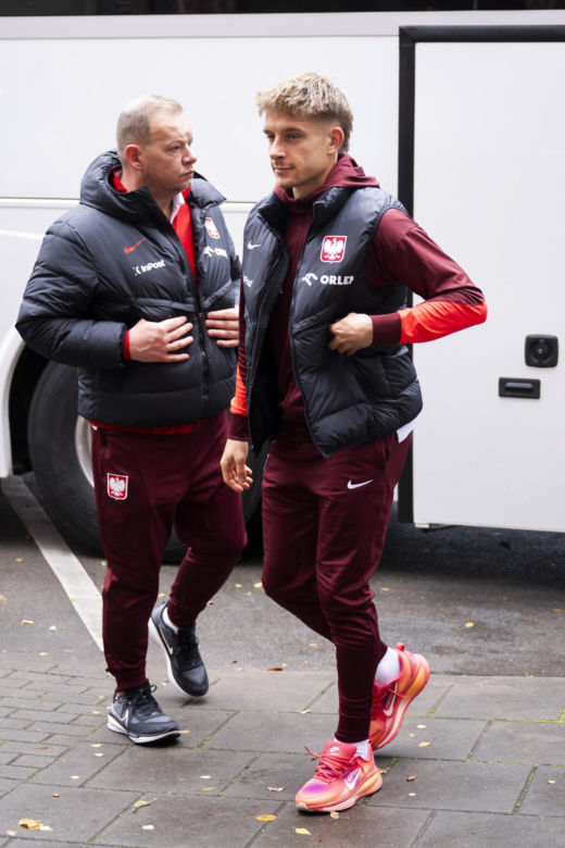 Reprezentacja zmokła na spacerze. Lewandowski się krył przed deszczem