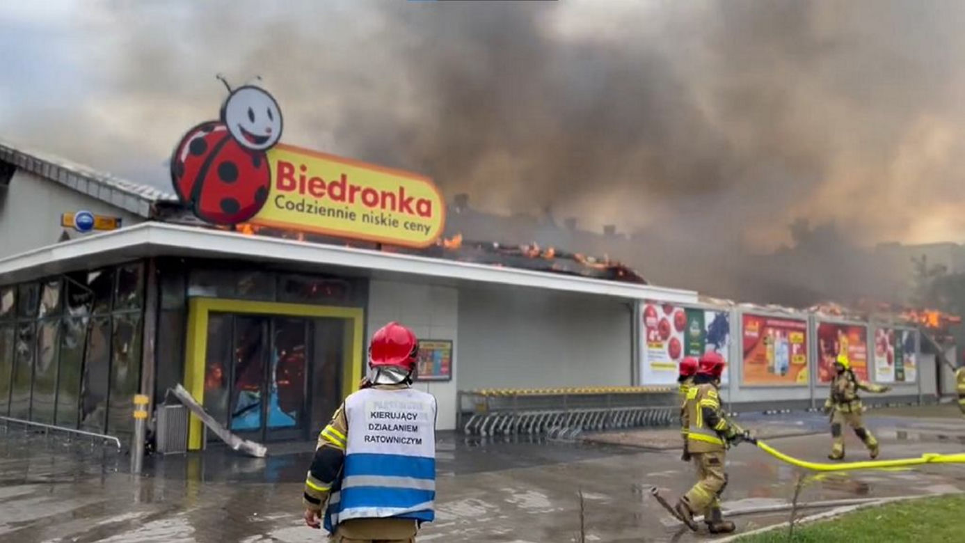 Ogromny pożar Biedronki w Słupsku. Obiekt niemal całkowicie zniszczony
