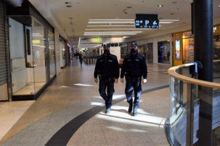 Dodatkowe kontrole maseczek w galeriach. Sprawdzać je będą nie tylko policjanci!