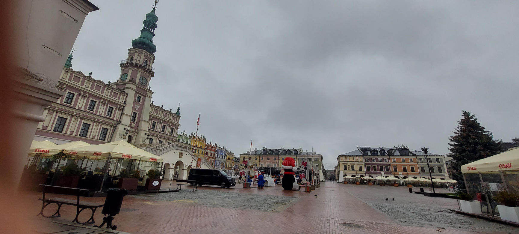 Bajkowa instalacja przed zamojski ratuszem