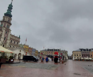 Bajkowa instalacja przed zamojski ratuszem